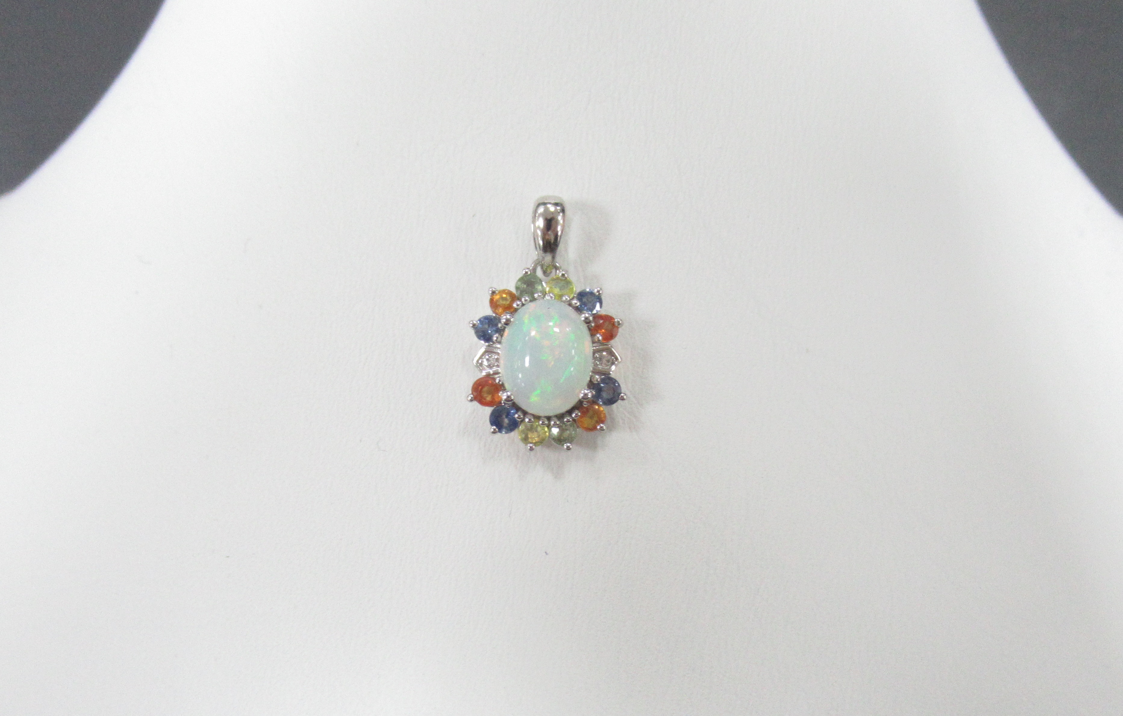 Серебряная подвеска 925 пробы; вставки 1 Опал белый 1,69ct; 2 Топаз белый 0,05ct; 12 Мультисапфир 1,07ct;